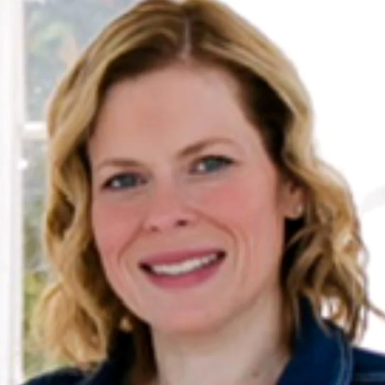 Headshot of Raine Cromer